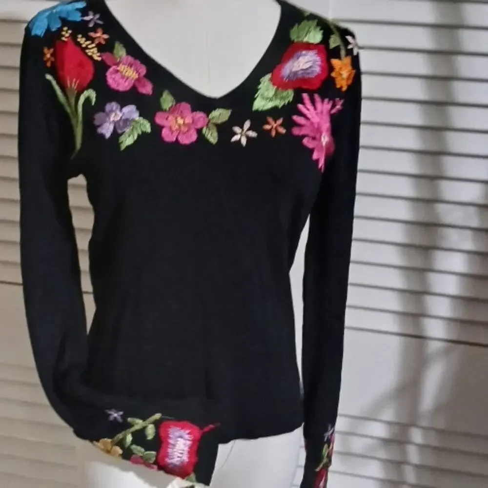 Michelle Nicole Sm Black Long-Sleeved Sweater Floral Embroidered Accents V Neck